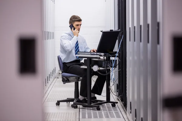 Tecnico che parla al telefono — Foto Stock