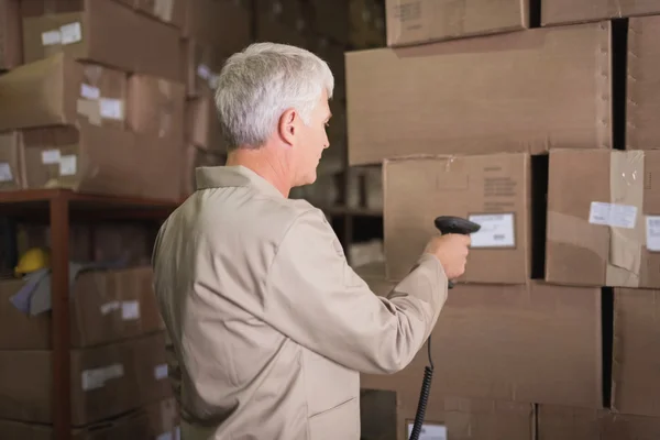 Worker scanning package — Stock Photo, Image