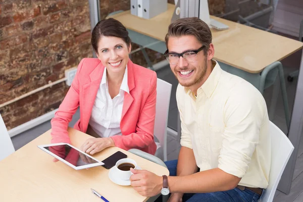 Affärskollegor håller kaffekoppen och digital tablet — Stockfoto