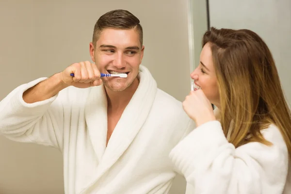 Pareja cepillándose los dientes — Foto de Stock