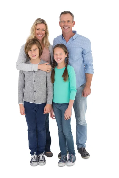 Famiglia in piedi e sorridente alla fotocamera — Foto Stock