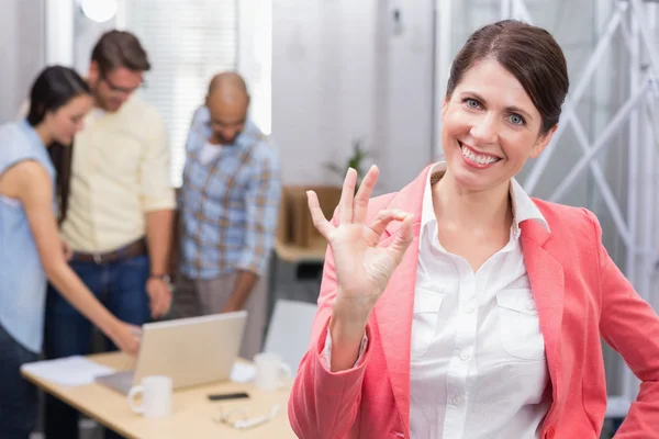 Geschäftsfrau macht Okay-Geste — Stockfoto