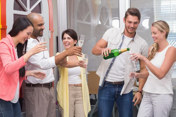 Geschäftsmann gießt Champagner ins Glas — Stockfoto