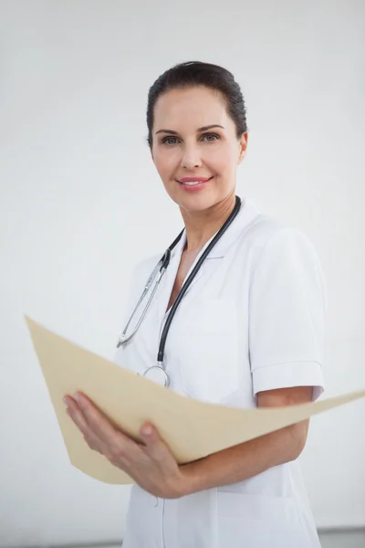 Doctor looking at camera — Stock Photo, Image