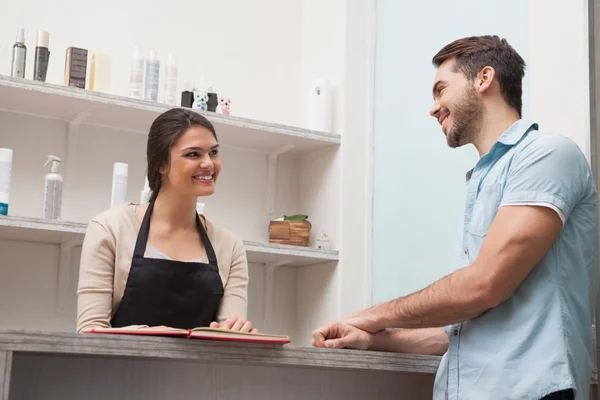 Peluquería hablando con el cliente —  Fotos de Stock