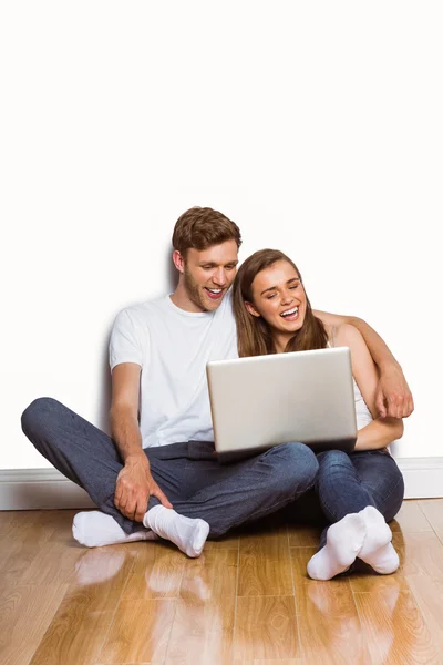 Couple using laptop — Stock Photo, Image