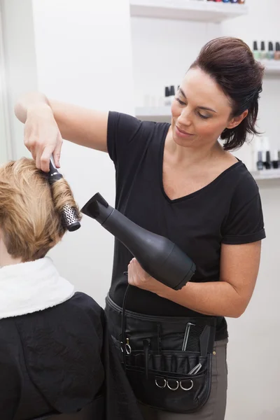 Friseur Styling weibliche Haare — Stockfoto