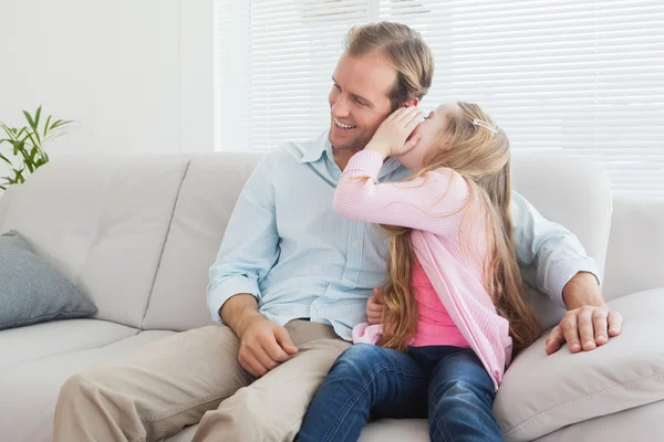 Far och dotter ler mot kameran — Stockfoto