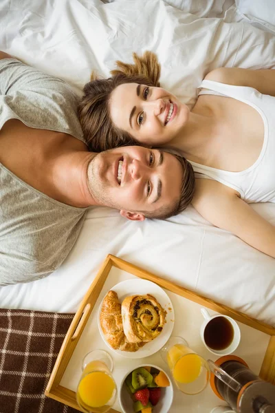 Casal tomando café da manhã na cama — Fotografia de Stock