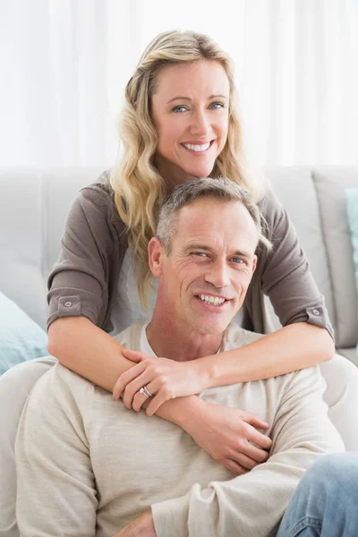 Casal sorrindo e abraçando — Fotografia de Stock