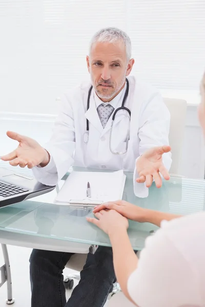 Doctor explaining at patient — Stock Photo, Image