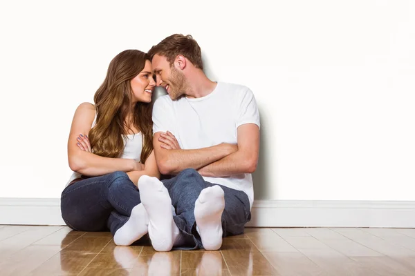 Paar sitzt auf dem Boden — Stockfoto