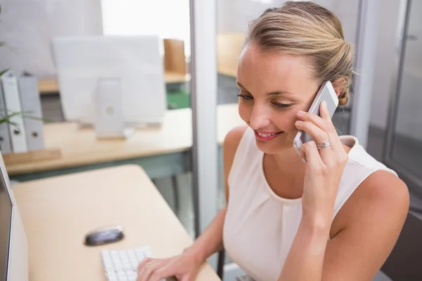 Businesswoman pomocí mobilního telefonu — Stock fotografie