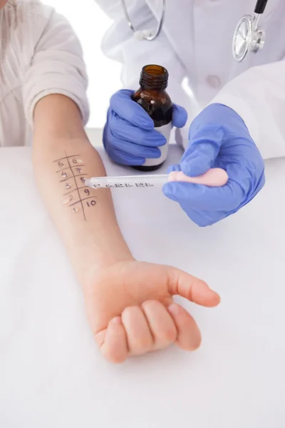 Doctor doing skin prick test — Stock Photo, Image