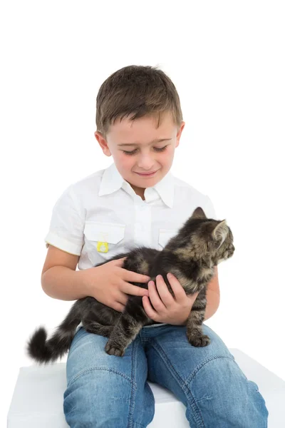 Jongen vergadering knuffelen grijs kitten — Stockfoto