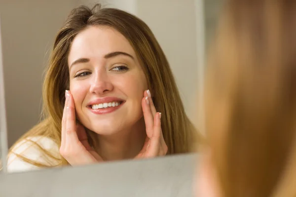 Vrouw in de spiegel — Stockfoto