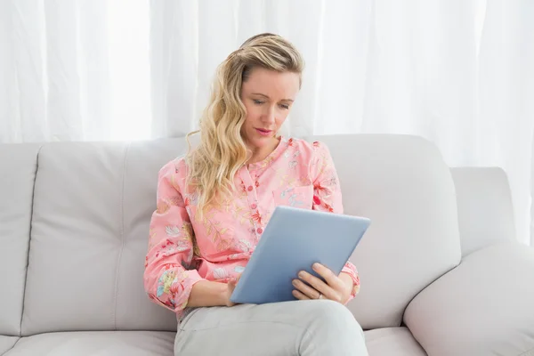 Vrouw die digitale tablet gebruikt — Stockfoto