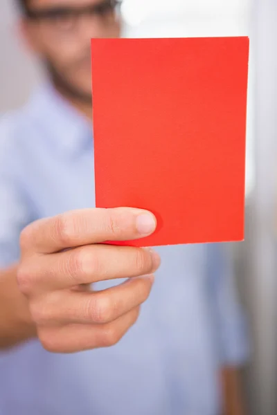 Homem de negócios mão segurando cartão vermelho — Fotografia de Stock