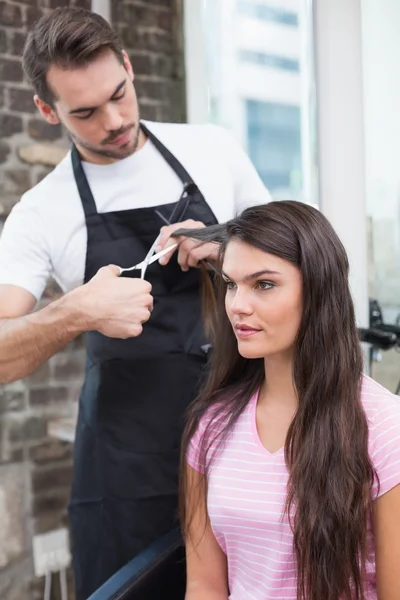 Kvinna att få hår klippt — Stockfoto