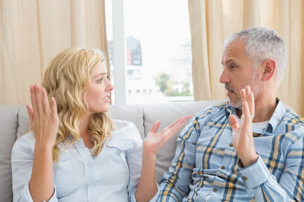 Pareja discutiendo en el sofá — Foto de Stock