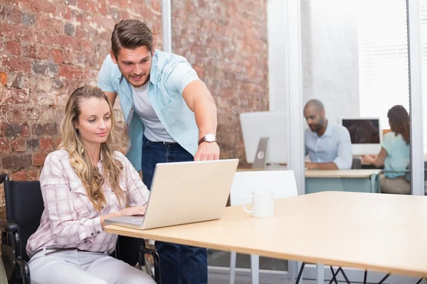 Affärskvinna i rullstol arbetar med kollega — Stockfoto