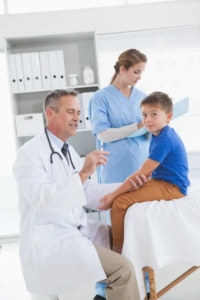 Jongen weldra zal ontvangen een injectie — Stockfoto