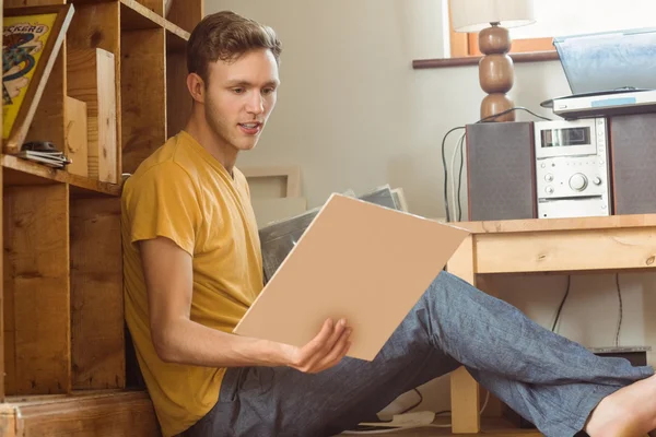 Člověk při pohledu na vinyl sbírku — Stock fotografie