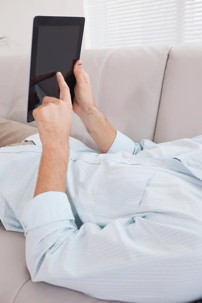 Άνθρωπος που χρησιμοποιούν tablet pc στον καναπέ — Φωτογραφία Αρχείου