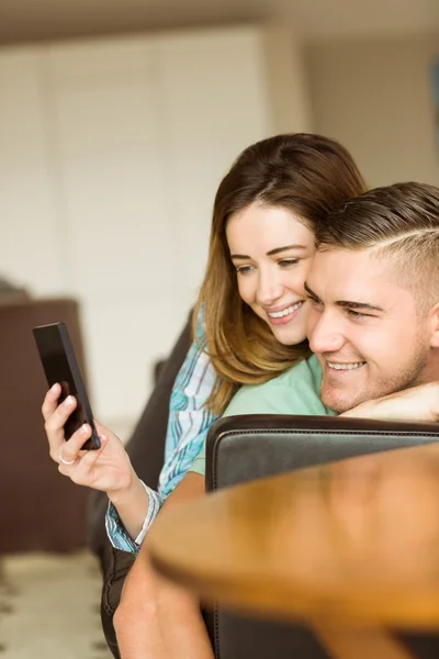 Pareja tomando selfie — Foto de Stock