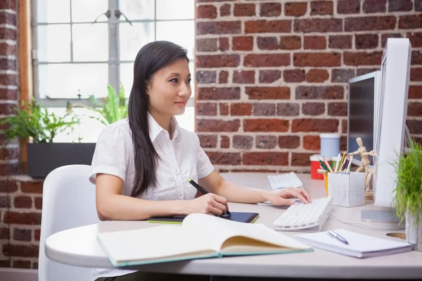 Designer working at desk — Stock Photo, Image