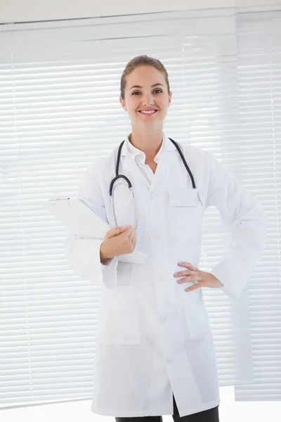 Médico segurando prancheta — Fotografia de Stock