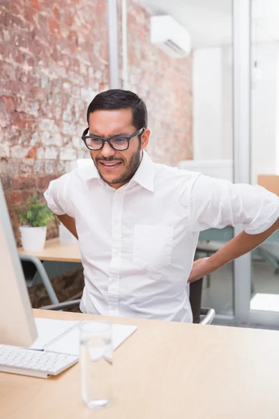 Hombre de negocios que sufre de dolor de espalda — Foto de Stock