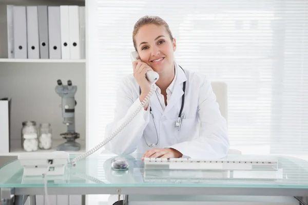 Läkare på telefon på jobbet — Stockfoto