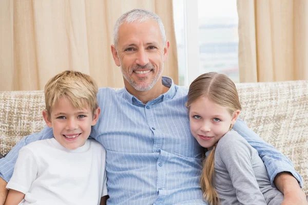 Pai com filhos no sofá — Fotografia de Stock