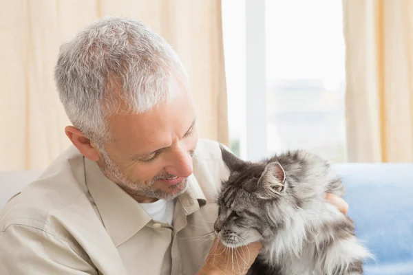 Homme avec chat sur canapé — Photo