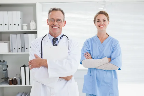 Läkare med andra medarbetare — Stockfoto