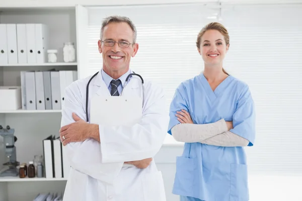 Médico com colega colega de trabalho — Fotografia de Stock