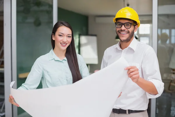 Equipo de arquitectura trabajando juntos — Foto de Stock