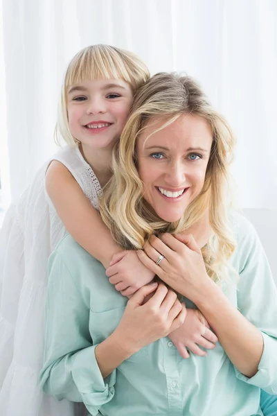 Mãe sentada no sofá com a filha — Fotografia de Stock