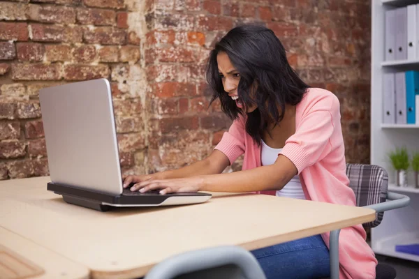 Empresária gritando para laptop — Fotografia de Stock