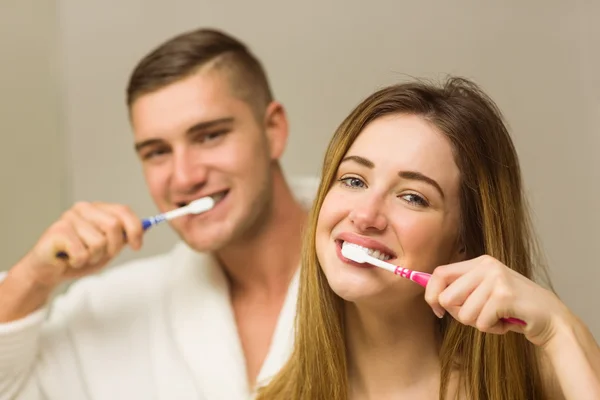 Pareja cepillándose los dientes — Foto de Stock