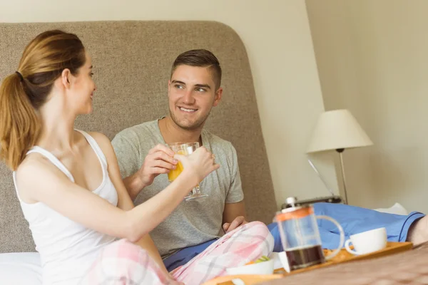 Pareja desayunando en la cama — Foto de Stock