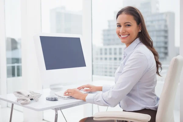 Donna d'affari utilizzando il computer portatile — Foto Stock
