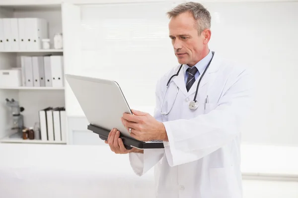 Doctor usando laptop — Foto de Stock