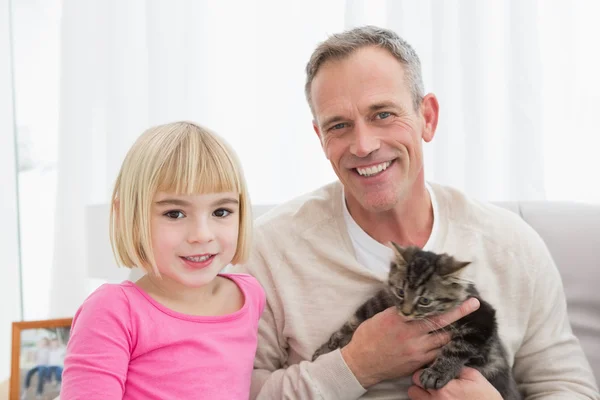 Fille et père assis avec animal de compagnie — Photo