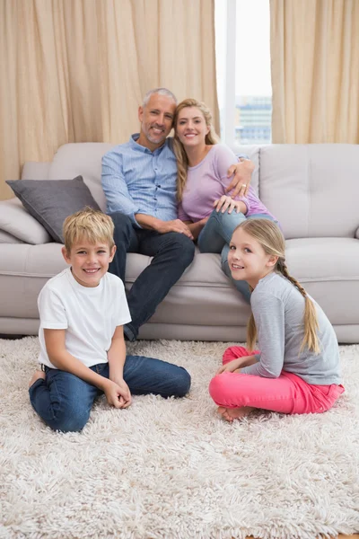 Parents avec enfants sur canapé — Photo