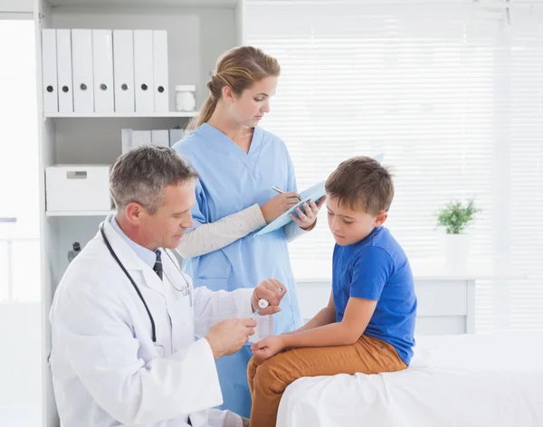 Médico que prepara uma injeção — Fotografia de Stock