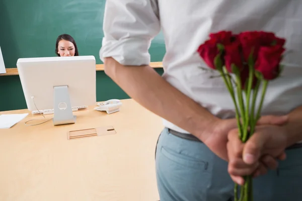 Uomo d'affari nascondendo bouquet — Foto Stock