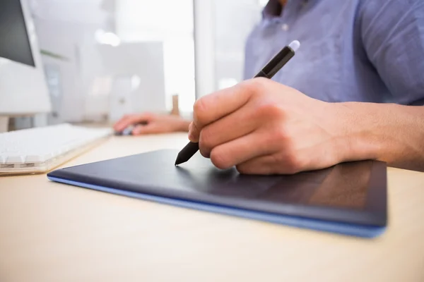 Hombre de negocios que trabaja en la computadora y digitalizador — Foto de Stock