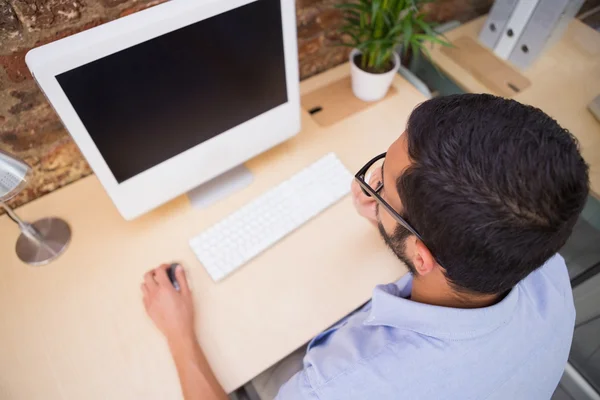 Uomo d'affari che utilizza il computer — Foto Stock